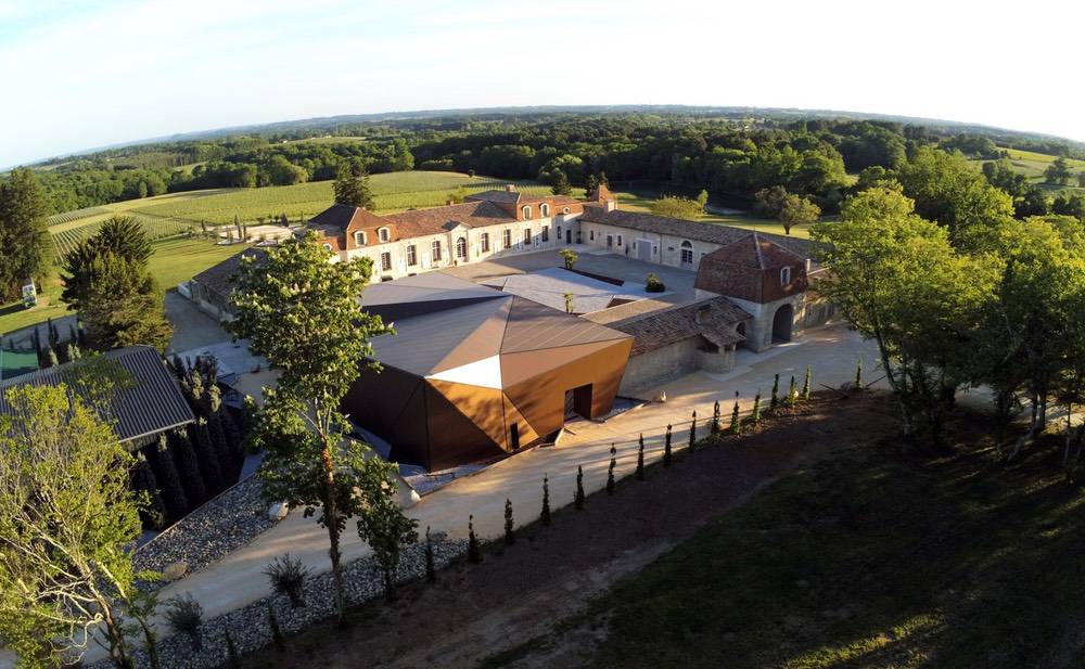 Vue aérienne du Château, avec le chai à barriques au premier plan