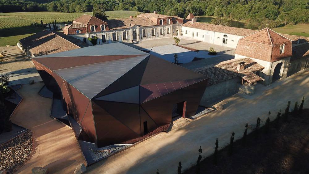 Vue aérienne du Château, avec le chai à barriques au premier plan