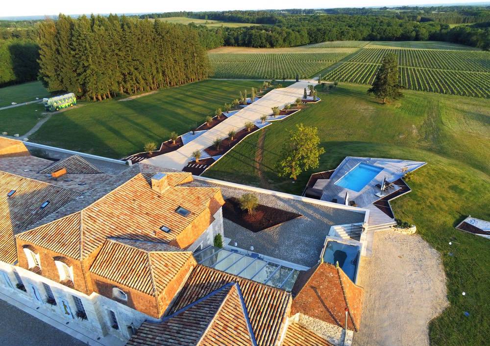 Photo aérienne avec une des deux piscines du château