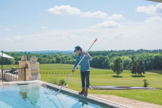 UNE des deux piscines du Château