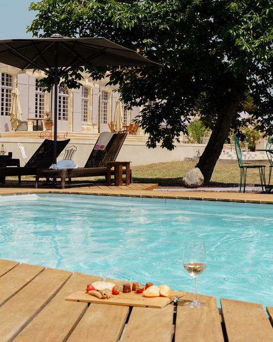 Détente luxueuse au bord de la piscine