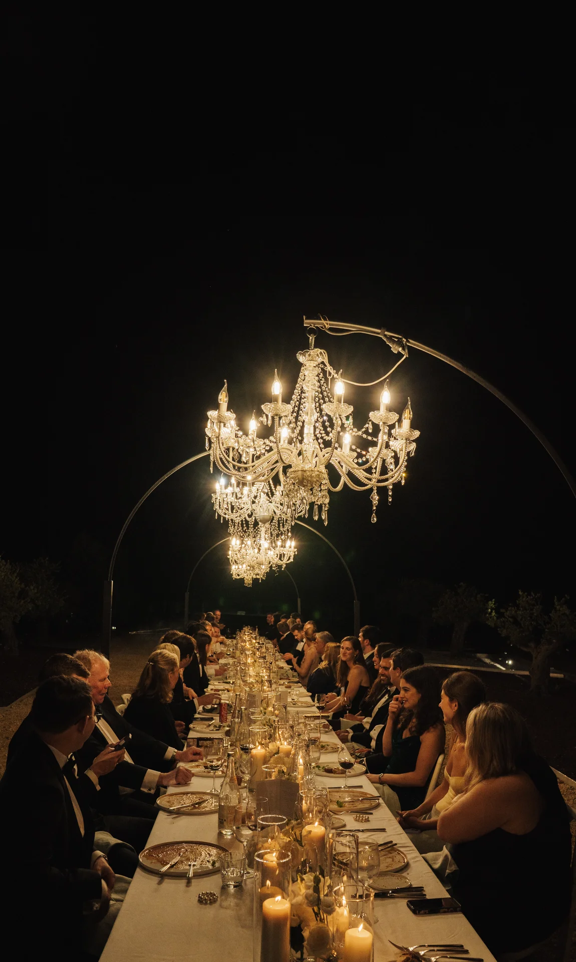 Dîner de mariage de nuit sous un lustre