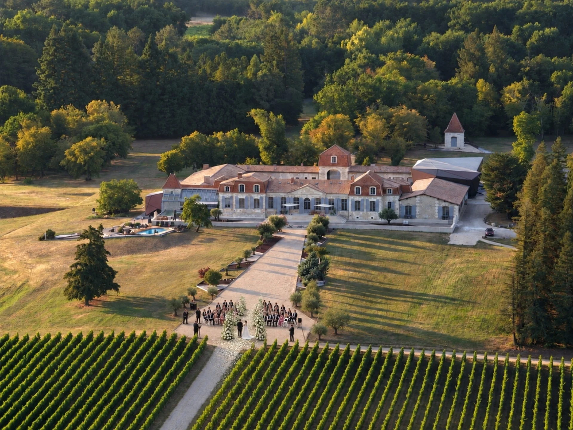 Vue aérienne du Domaine Château Prieuré Marquet : chartreuse, cérémonie de mariage dans les vignes